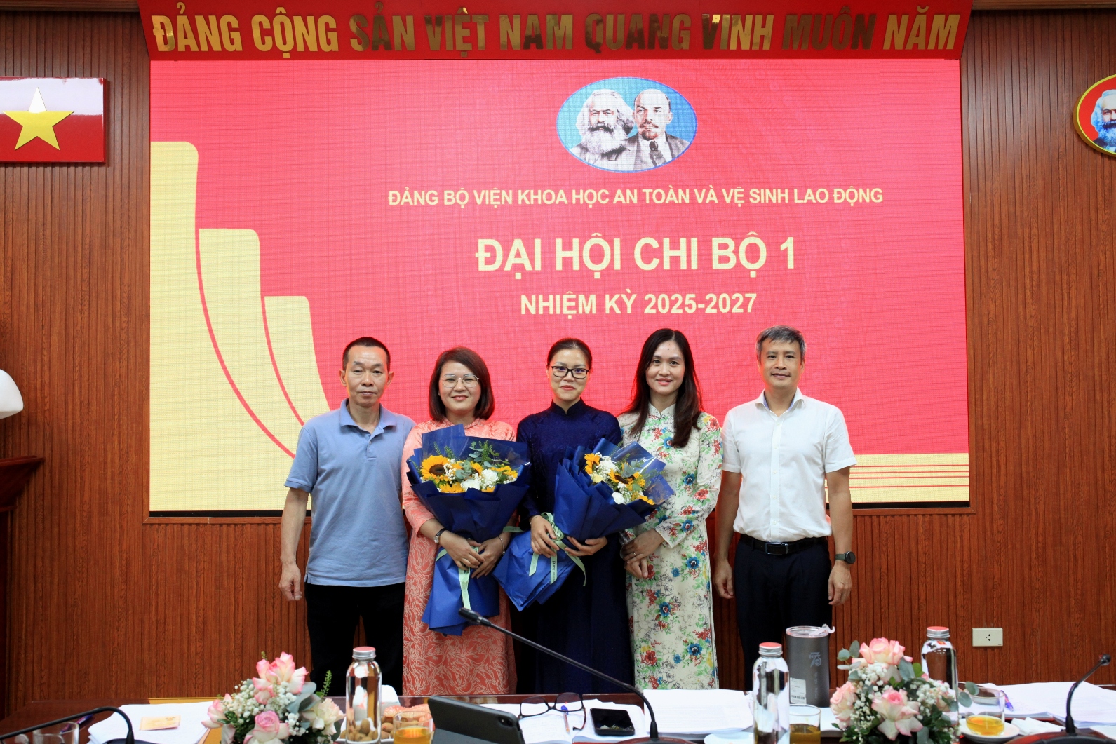 Tang hoa tri an BCH Chi uy cu