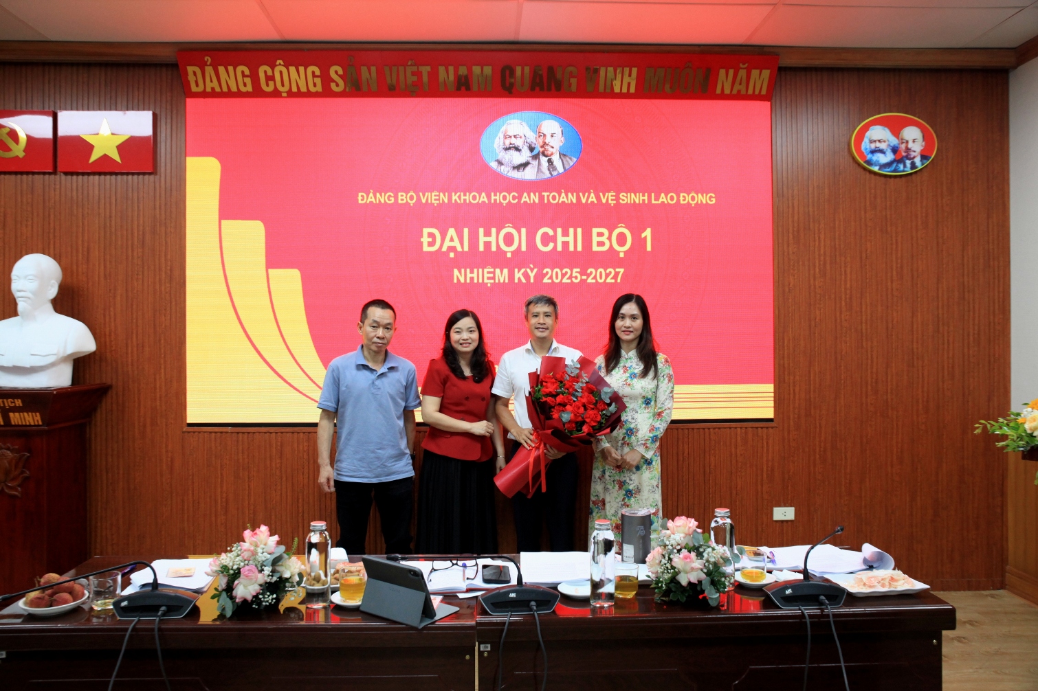 d.c Do Thu Hanh pho bi thu Dang Bo Vien tang hoa chuc mung chi uy chi bo 1