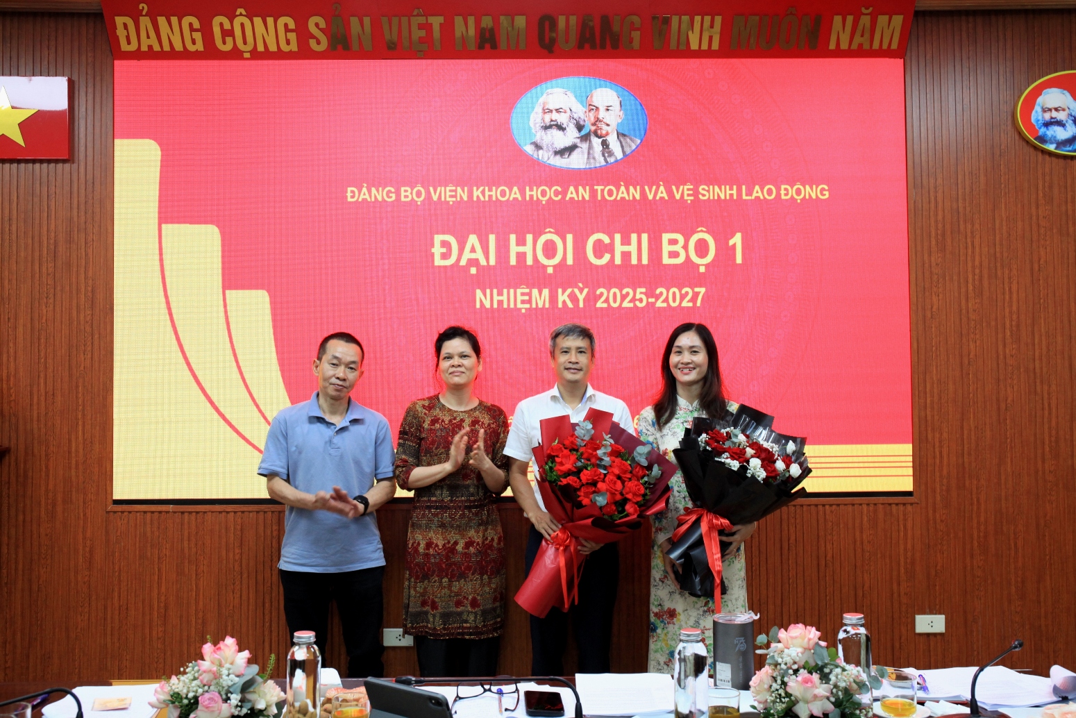 d.c Tran Thi Lieu - Pho GD Tram Quan trac tang hoa chuc mung BCH nhiem ky moi