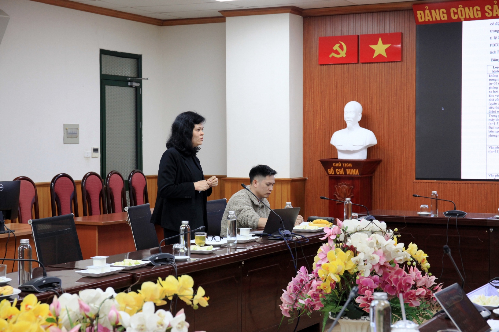 ThS. Trần Thị Liễu thay mặt nhớm nghiên cứu trình bày báo cáo