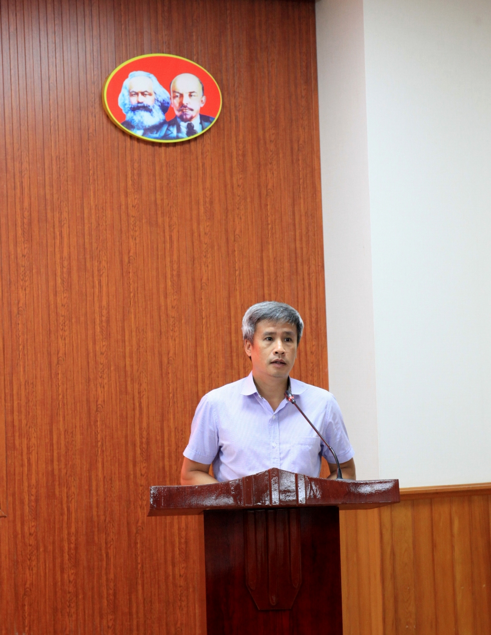 Đồng chí Thái Hà Vinh - Bí thư Chi Bộ 1 - đọc quyết định kết nạp Đảng viên