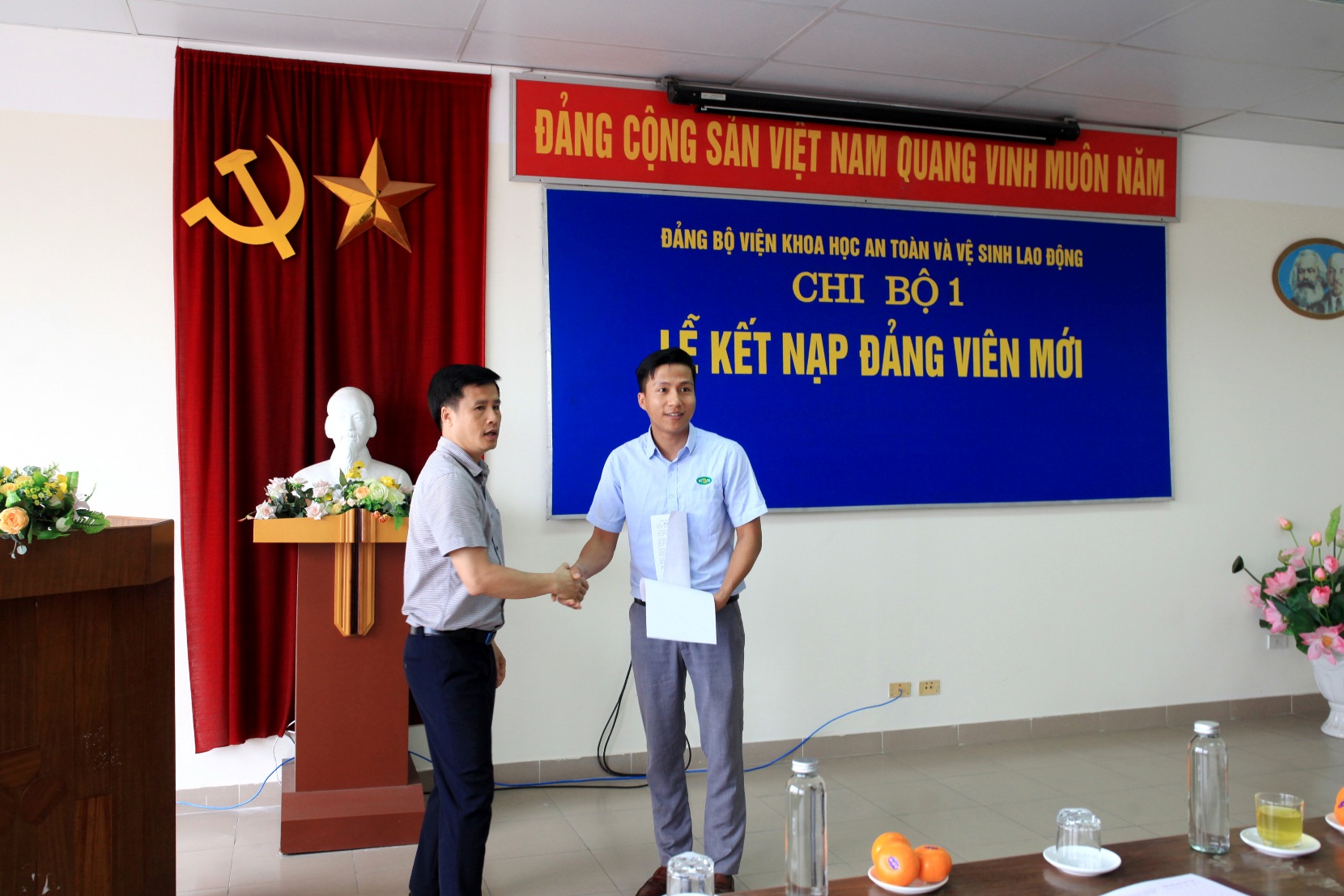 Dong chi Thai Ha Vinh trao QD cho Bui Sy Hoang