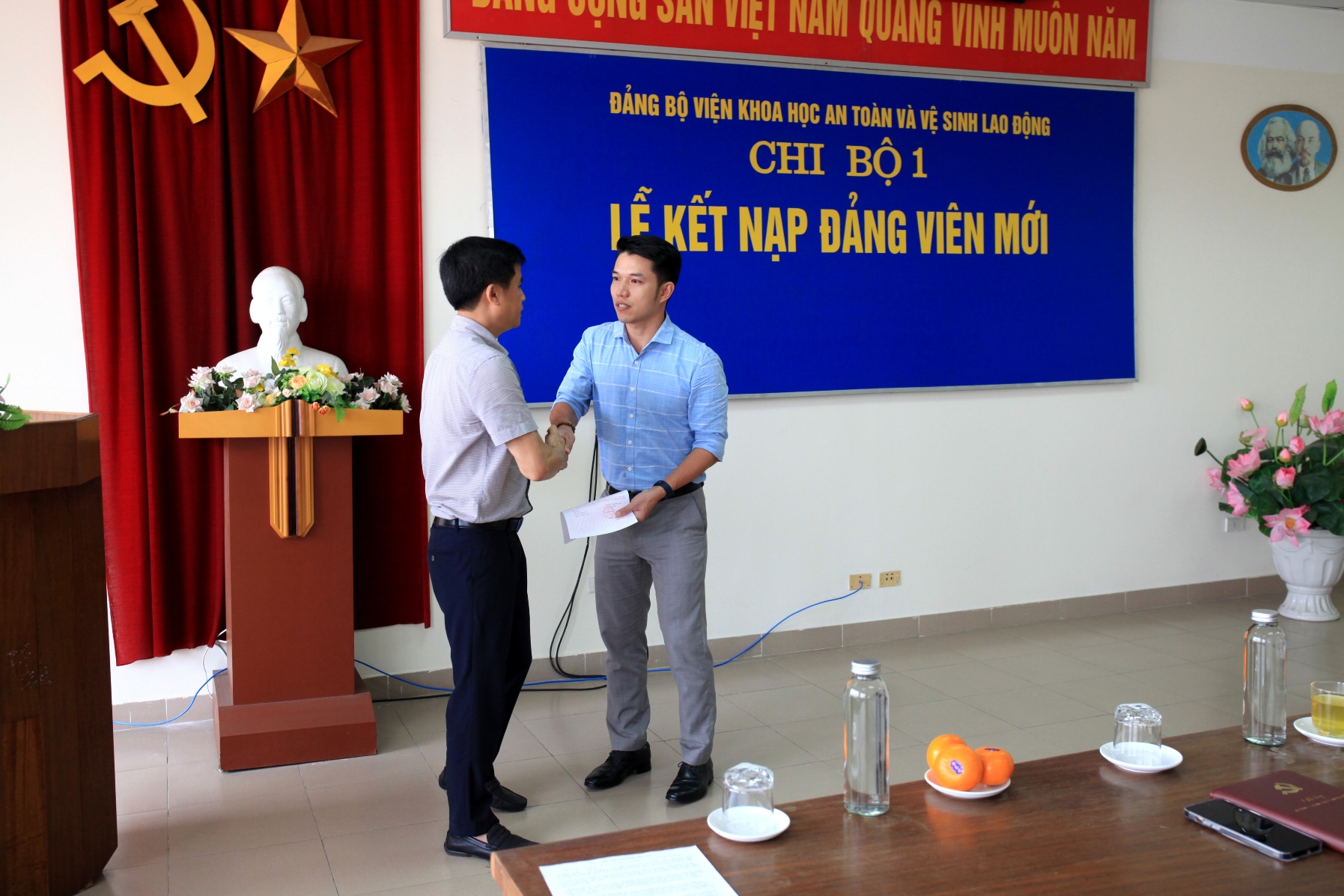 Dong chi Thai Ha Vinh trao QD cho Nguyen Viet Thang