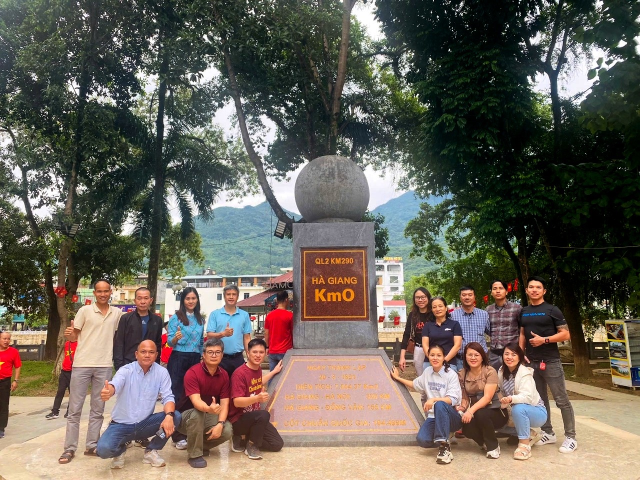 Chụp ảnh kỷ niệm km0