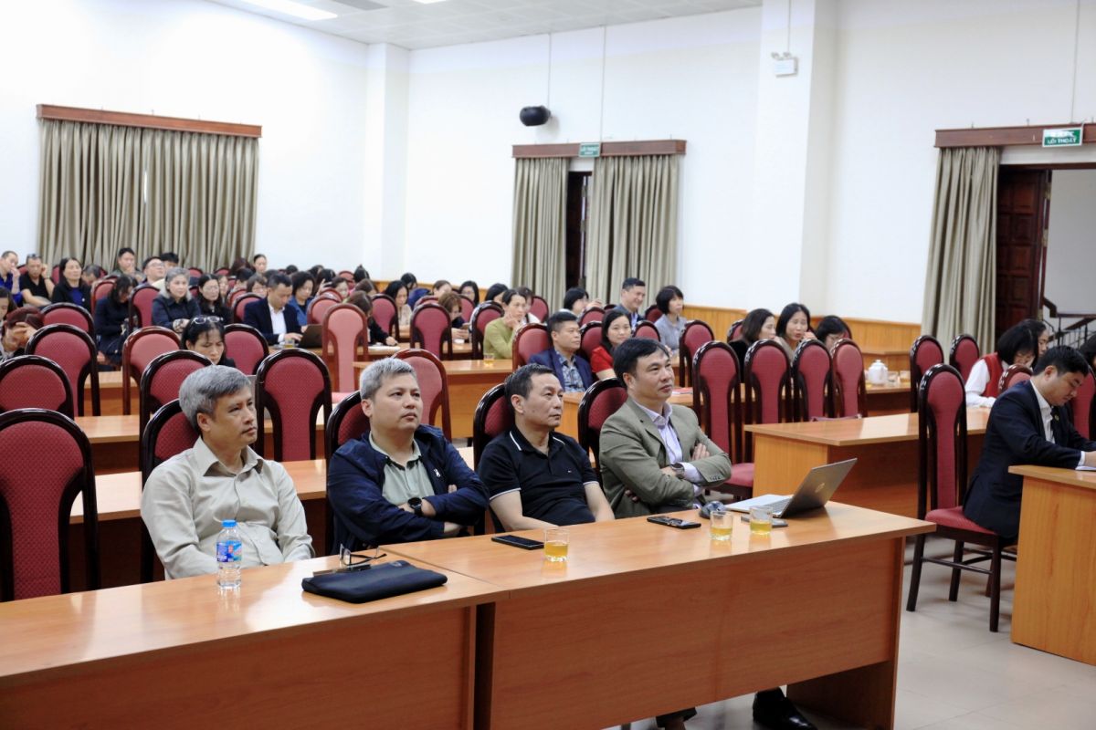 To&agrave;n thể Đảng vi&ecirc;n, c&aacute;n bộ nghi&ecirc;n cứu v&agrave; người lao động của Trạm Quan trắc v&agrave; Ph&acirc;n t&iacute;ch m&ocirc;i trường lao động tham gia học tập Hội nghị to&agrave;n quốc qu&aacute;n triệt Nghị quyết 79 v&agrave; 80 của Bộ Ch&iacute;nh trị