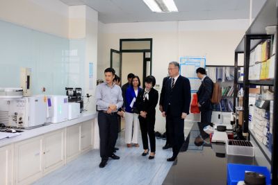 Chủ tịch KOSHA - Ahn Yong Ju thăm quan Phòng thí nghiệm của Trạm Quan trắc và Phân tích môi trường lao động