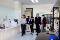 Chủ tịch KOSHA - Ahn Yong Ju thăm quan Phòng thí nghiệm của Trạm Quan trắc và Phân tích môi trường lao động