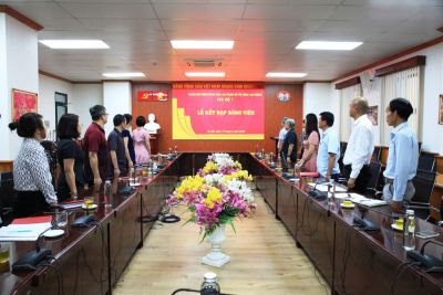 Lễ kết nạp Đảng viên mới Chi bộ 1 – Chi bộ Trạm quan trắc và Phân tích môi trường lao động