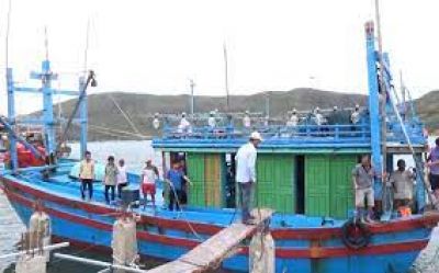 Môi trường lao động của ngư dân trên tàu đánh bắt xa bờ vùng biển miền Trung Việt Nam