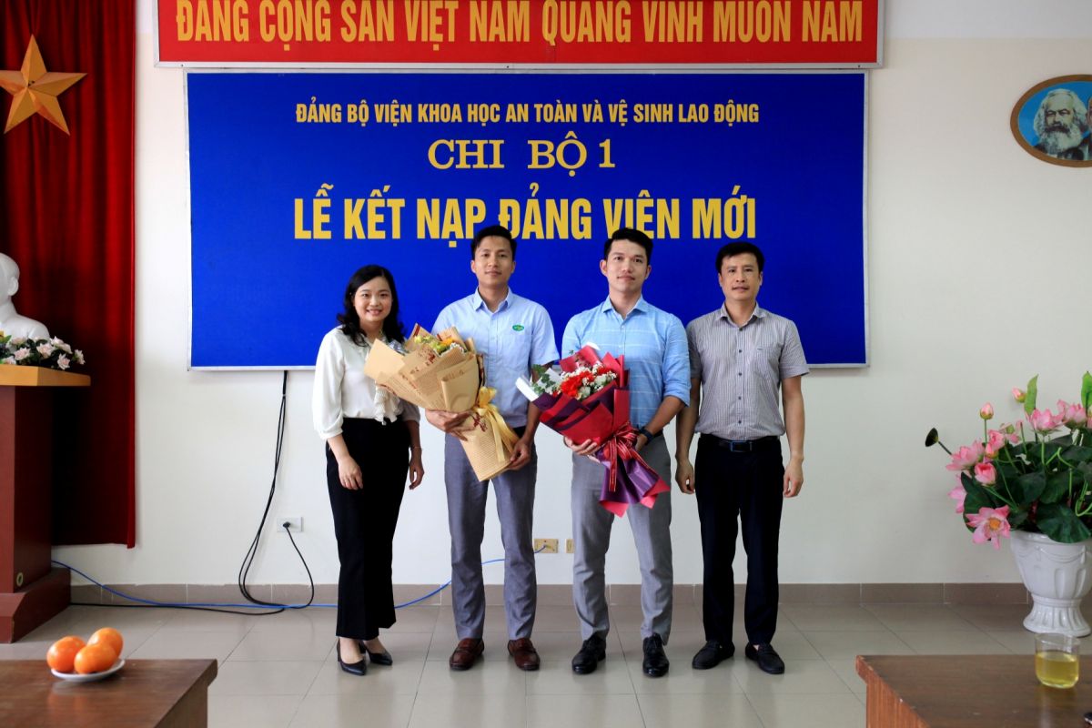 Lễ kết nạp Đảng viên mới Chi bộ 1 – Chi bộ Trạm quan trắc và Phân tích môi trường lao động