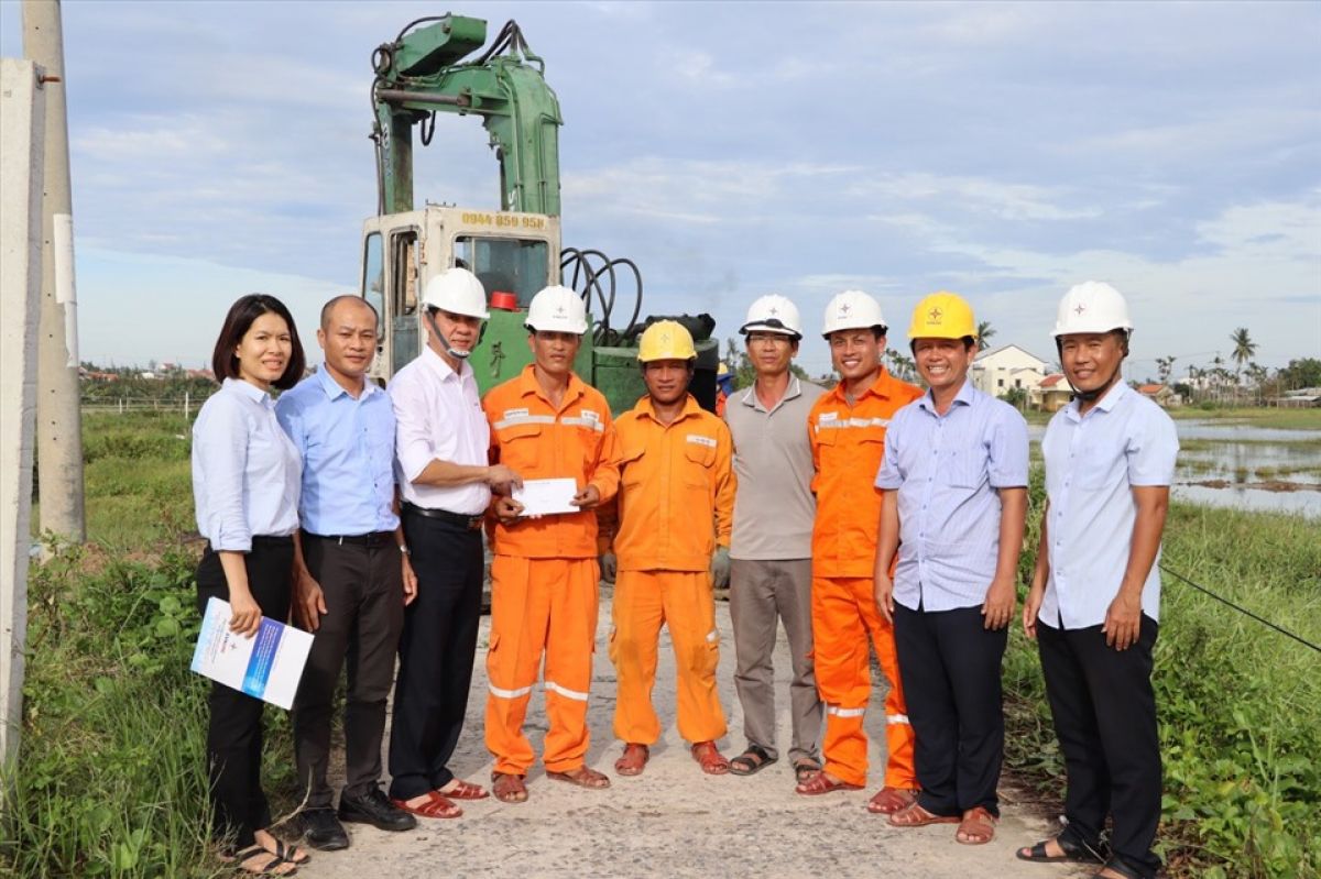 Ng&agrave;nh điện tăng cường cải thiện điều kiện l&agrave;m việc cho người lao động